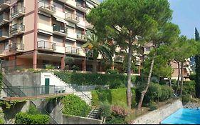 Camera Privata Nell'Appartamento In Zona Residenziale Con 2 Piscine